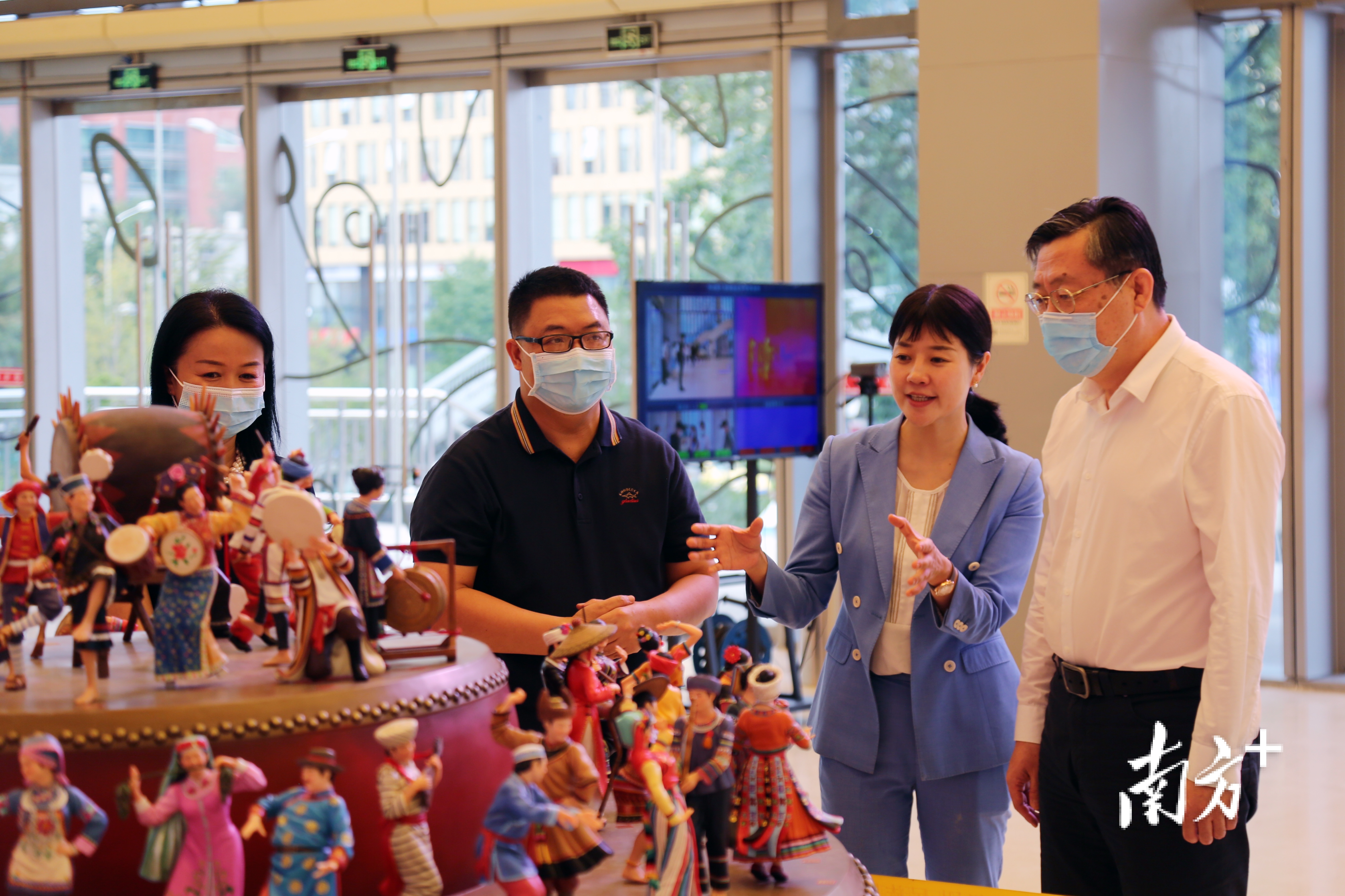  9月16日，中央民族歌舞团民族剧院里灯光璀璨，这里正在举行一场特别的捐赠仪式，《鼓舞中华》雕塑艺术品正式捐赠给中国民族博物馆。  通讯员/受访者 凤宣 供图