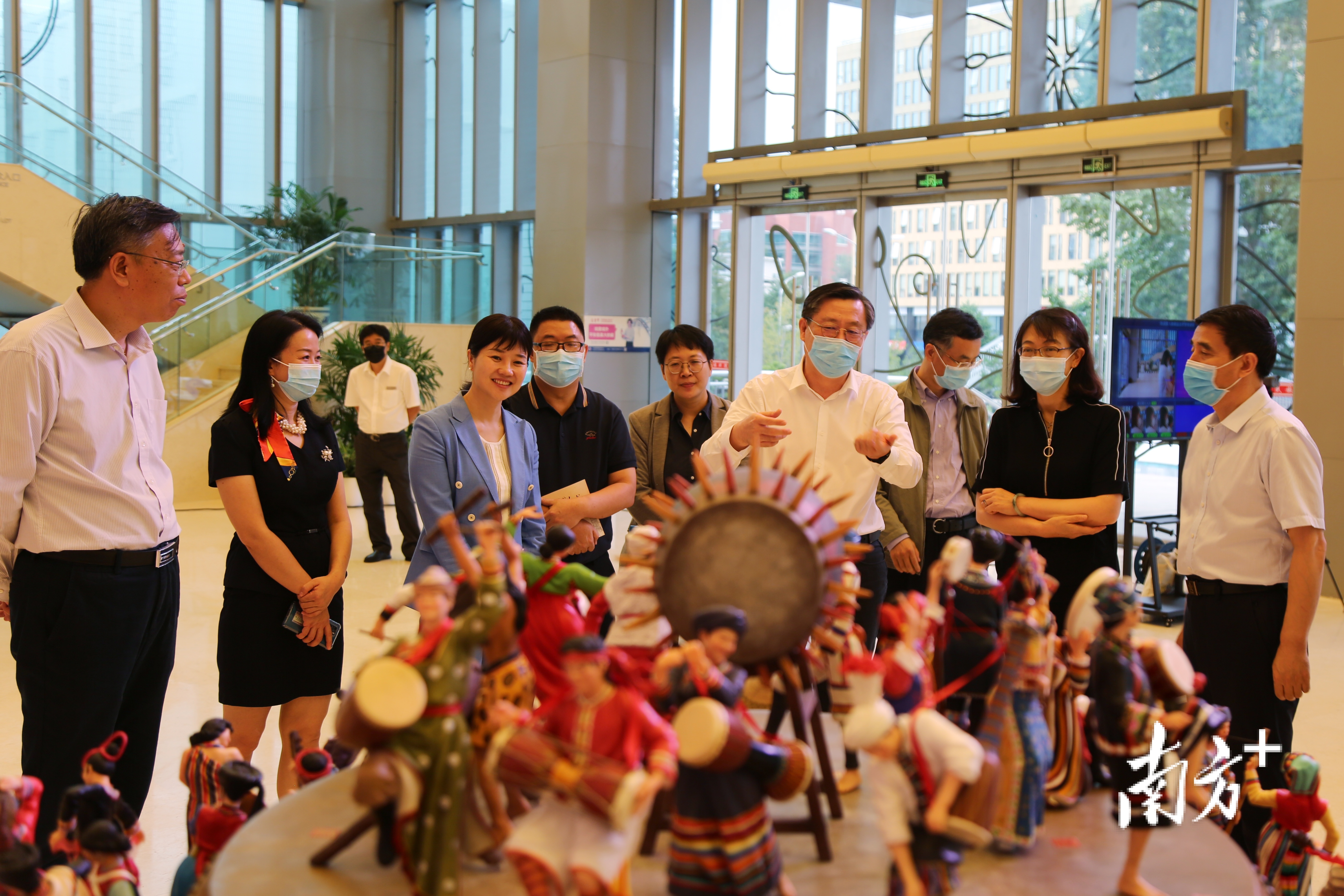  9月16日，中央民族歌舞团民族剧院里灯光璀璨，这里正在举行一场特别的捐赠仪式，《鼓舞中华》雕塑艺术品正式捐赠给中国民族博物馆。  通讯员/受访者 凤宣 供图