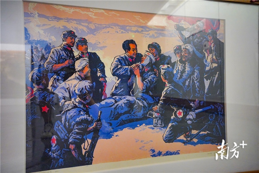 刘灿辉1977年创作的版画《毛主席扶我上担架》。黄伟兴 摄