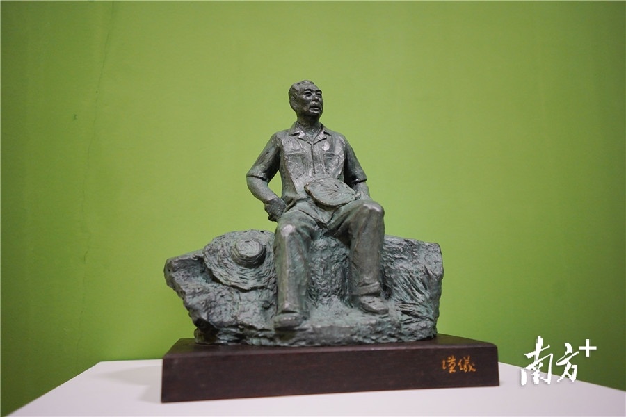 李汉仪与黄炳谊合作的雕塑《周总理在葵乡》。黄伟兴摄
