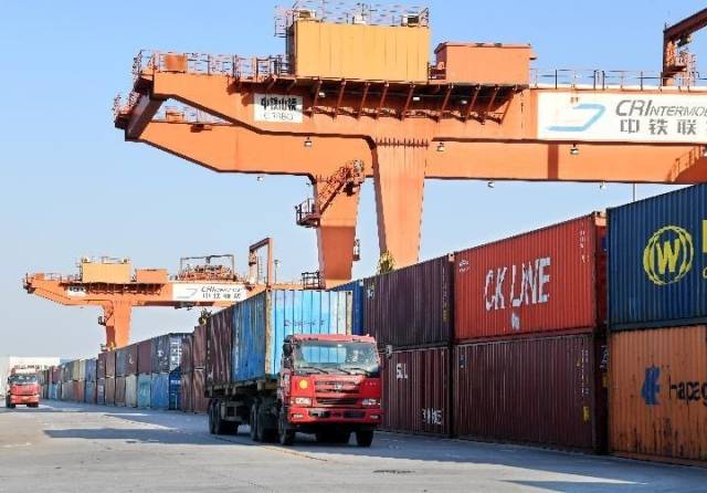 2020年，运送集装箱的货车从中国-上合组织地方经贸合作示范区青岛多式联运中心货场经过。图片来源：新华社