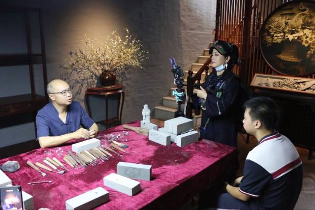 湾区非遗 | 沙湾古镇：青砖堆里走出来的大国工匠何世良和他的“砖雕王国”_南方plus_南方+
