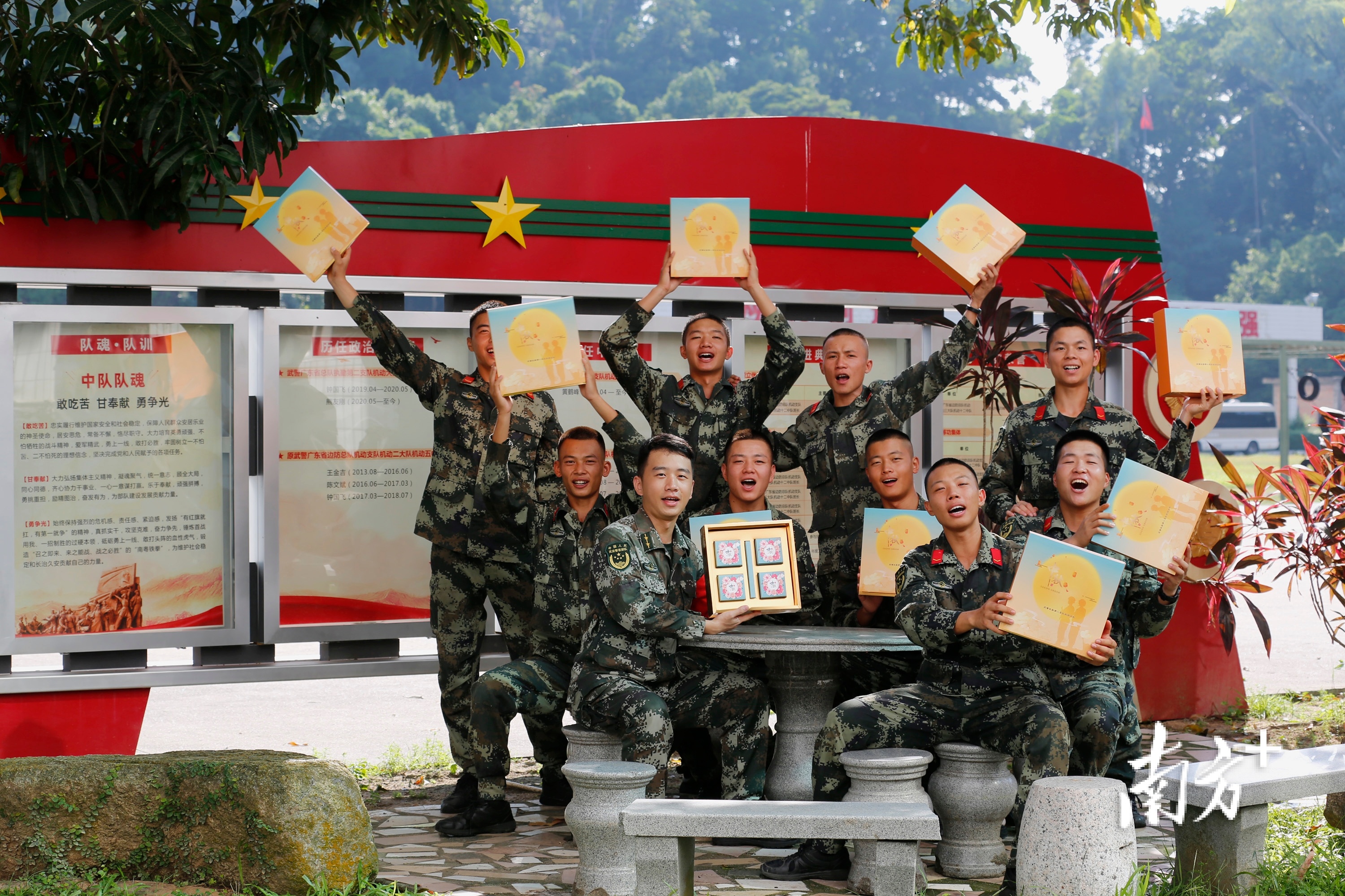 走心深圳武警自制軍營牌月餅寄給遠方親人