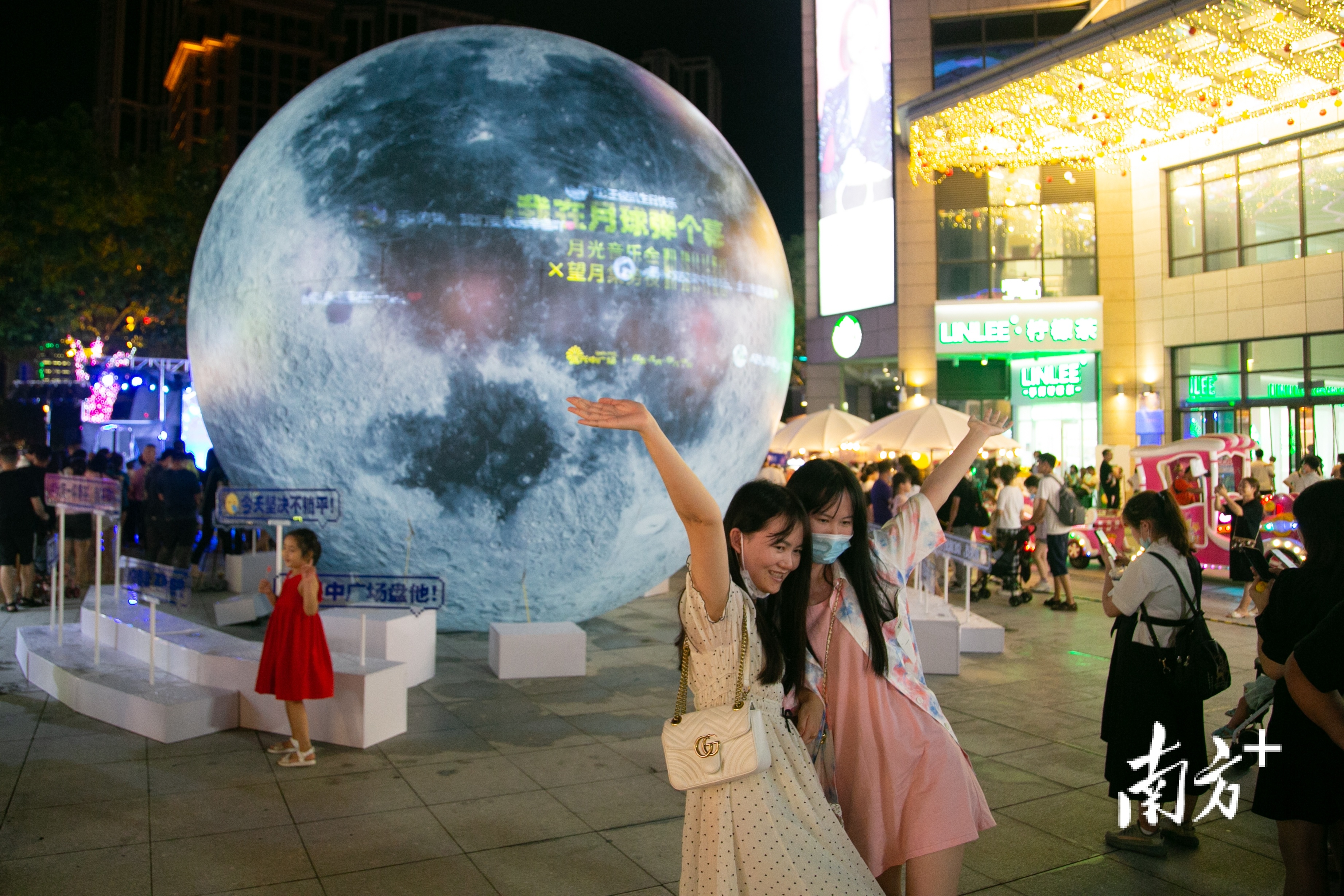 市民纷纷在“月球”前合影。 南方+ 卢子衡 摄