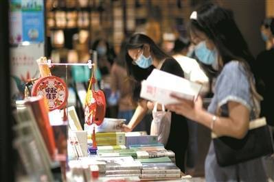 ①中秋小长假，书店里读者比平时多了很多。 广州日报全媒体记者王维宣摄