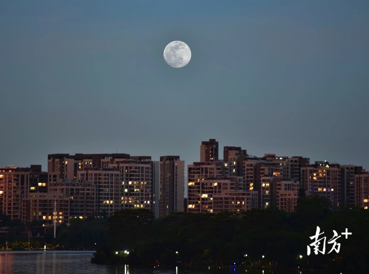 湖光秋月两团圆,松山湖赏月"零距离"