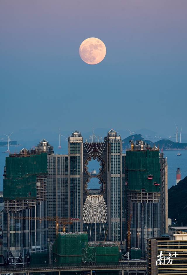 9月20日，中秋佳节前一天，珠海小横琴山上拍摄到的月亮。吖震 摄