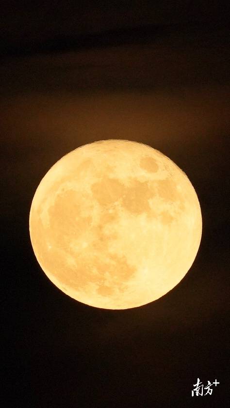 21日晚，广州南沙夜空升起圆月。過長城 摄