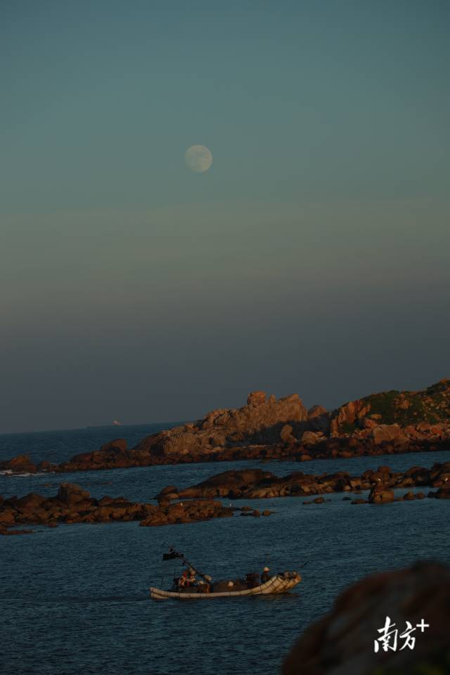 9月19日，惠来客鸟尾，月出回港。渔夫 摄
