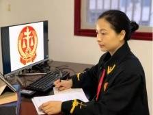 “全国法院办案标兵”廖泰琳：因疫情滞留老家，借法袍千里之外“隔空开庭”