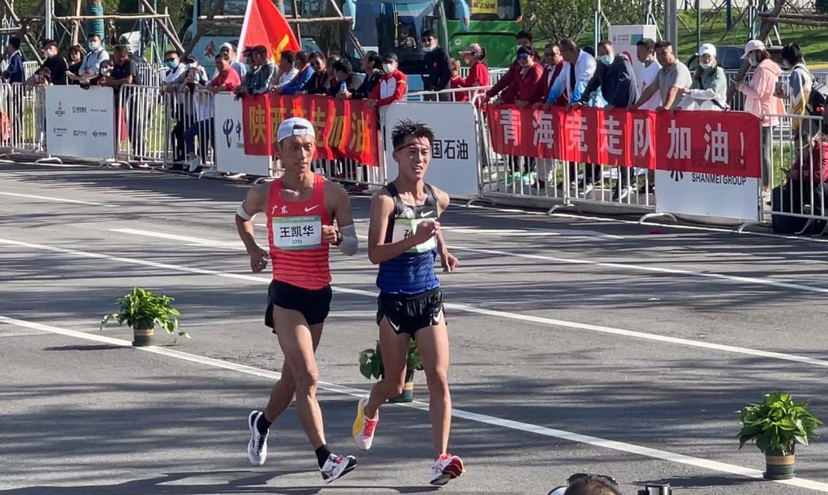 ▲与孙帅长时间“并行”后，王凯华最后时刻完成超越