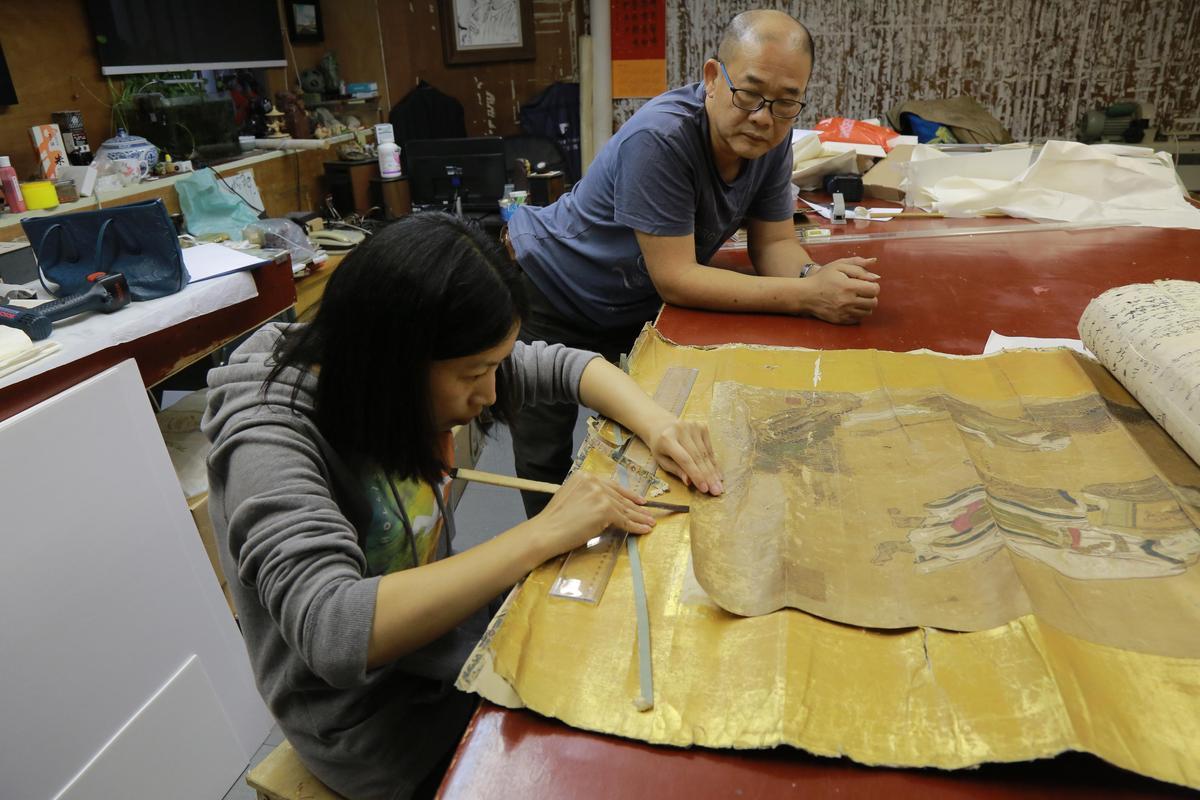 ▲图为张笑艳跟她的入门师傅钟卫平学习文物修复