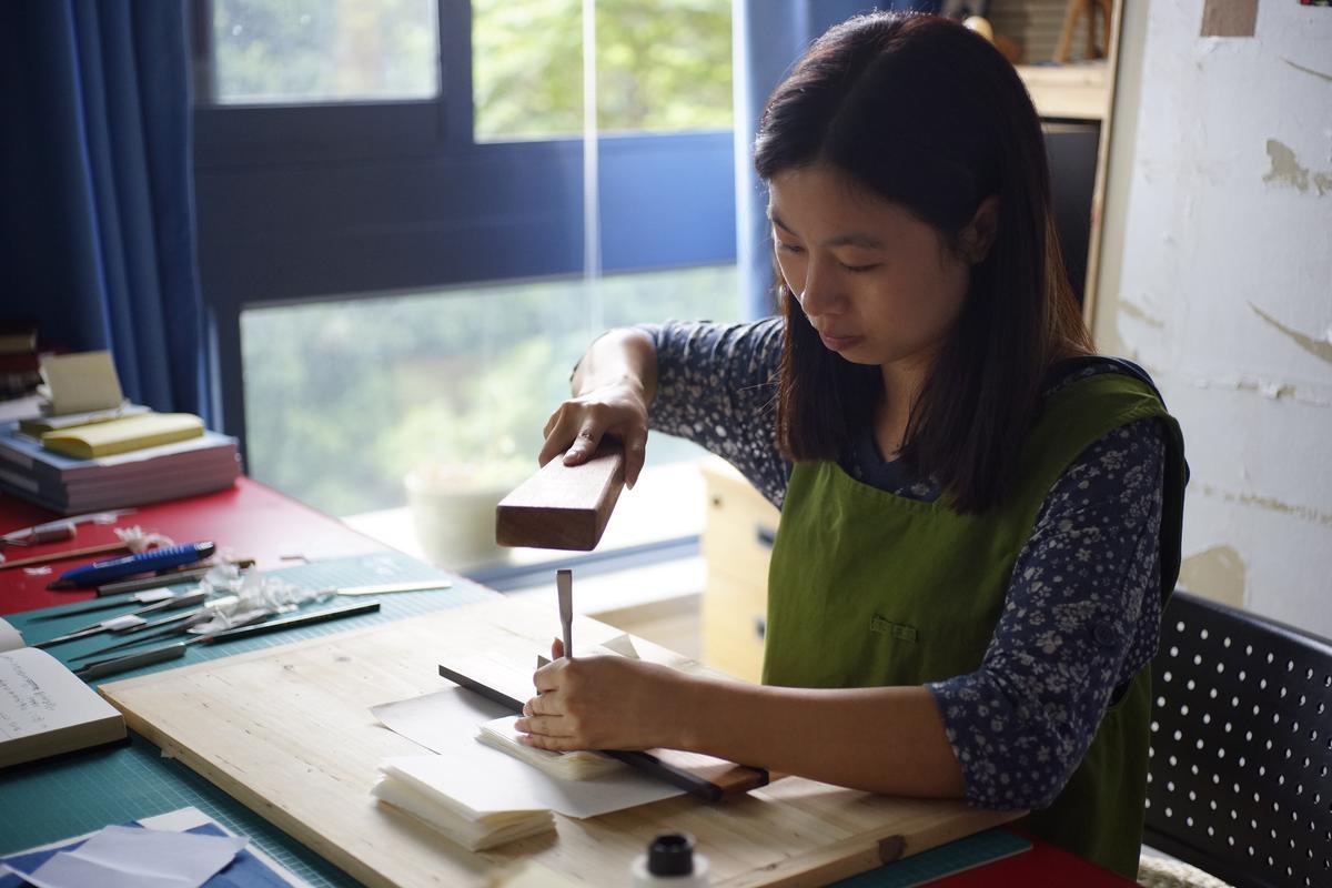 ▲图为张笑艳在古籍文献修复室进行古籍修复工作