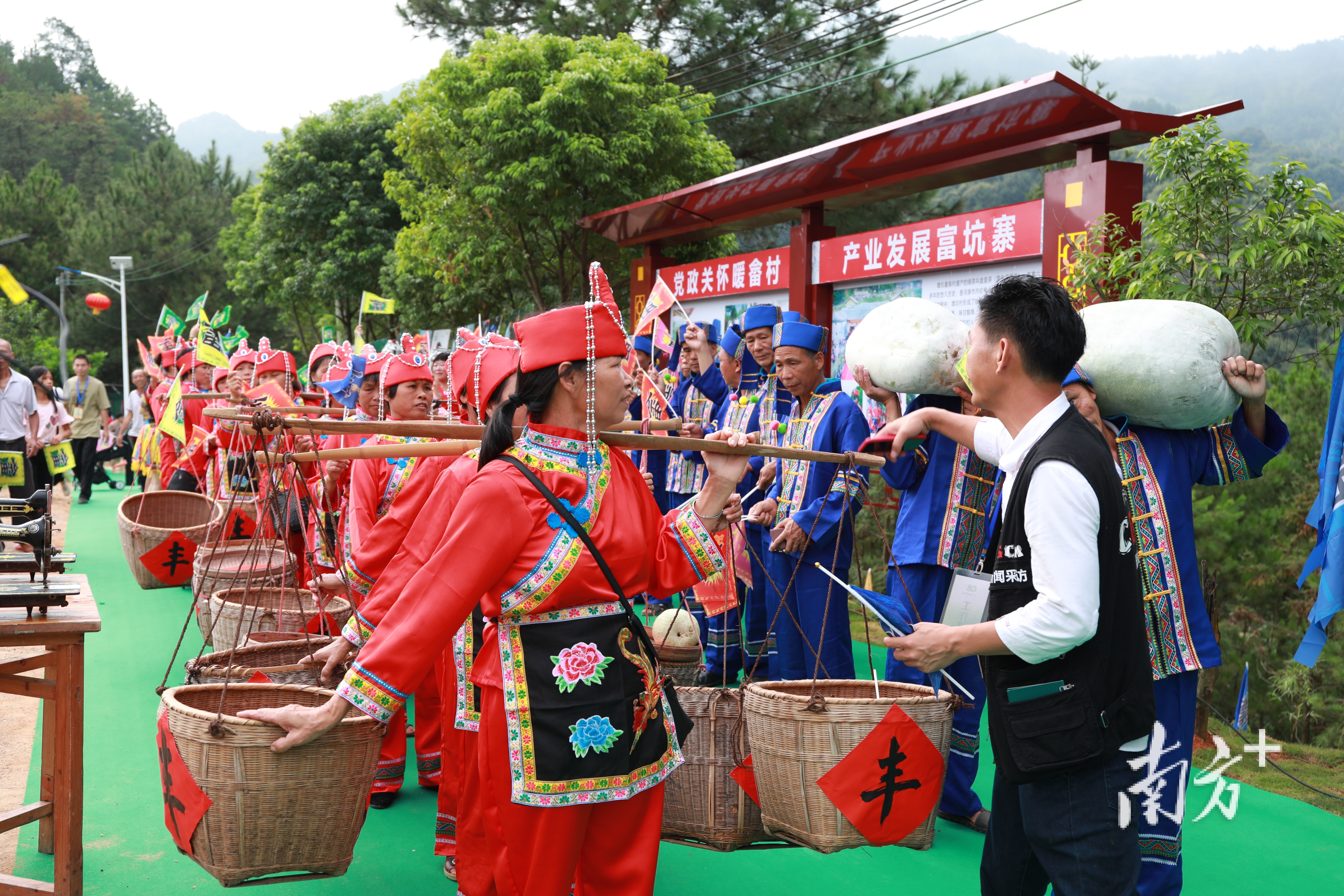 中国农民丰收节期间,河源市畲族村村民列队进入会场.