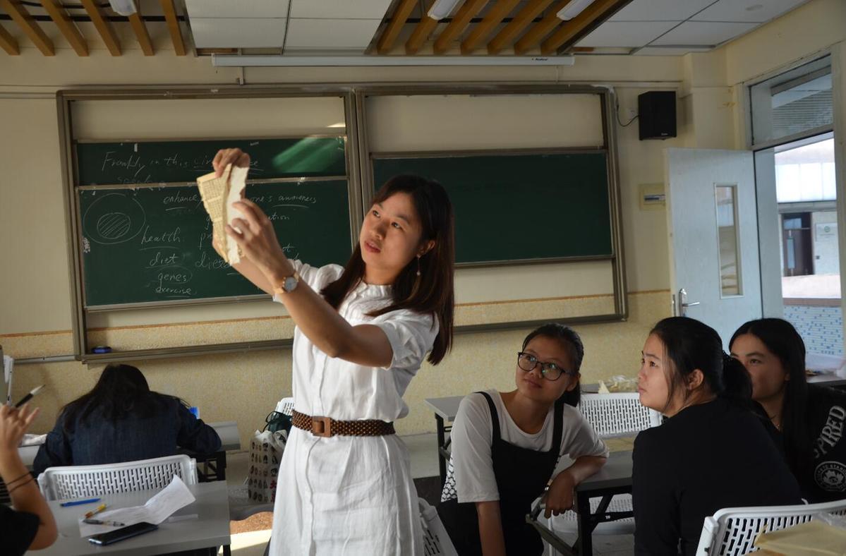 ▲图为张笑艳在东莞理工学院开设“古籍修复体验课”