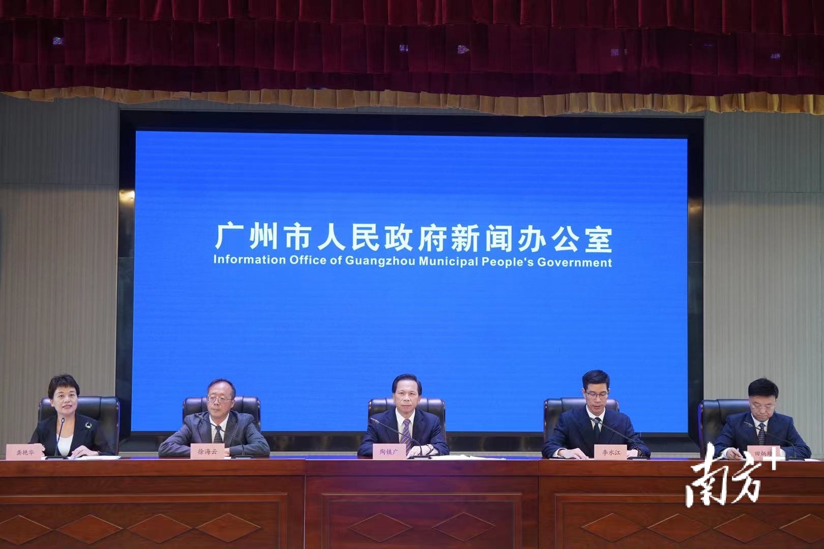 南方+ 马艺天 拍摄