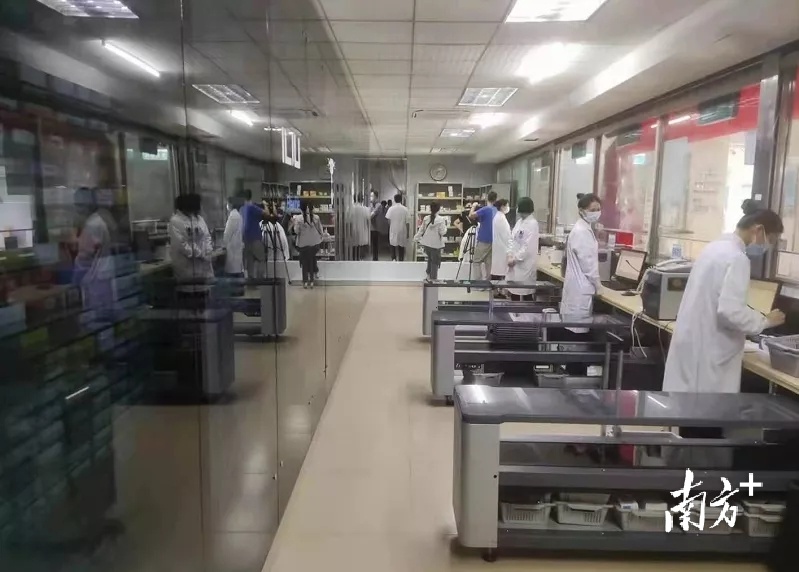 肇庆市第二人民医院启用“智能药房”。通讯员供图