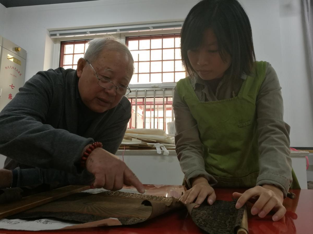 ▲图为张笑艳在故宫跟徐建华老师学习修复技艺