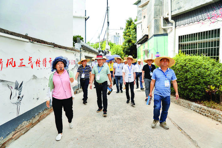 基层干部到博罗县观背村学习乡村振兴经验。 基层干部到博罗县观背村学习乡村振兴经验。