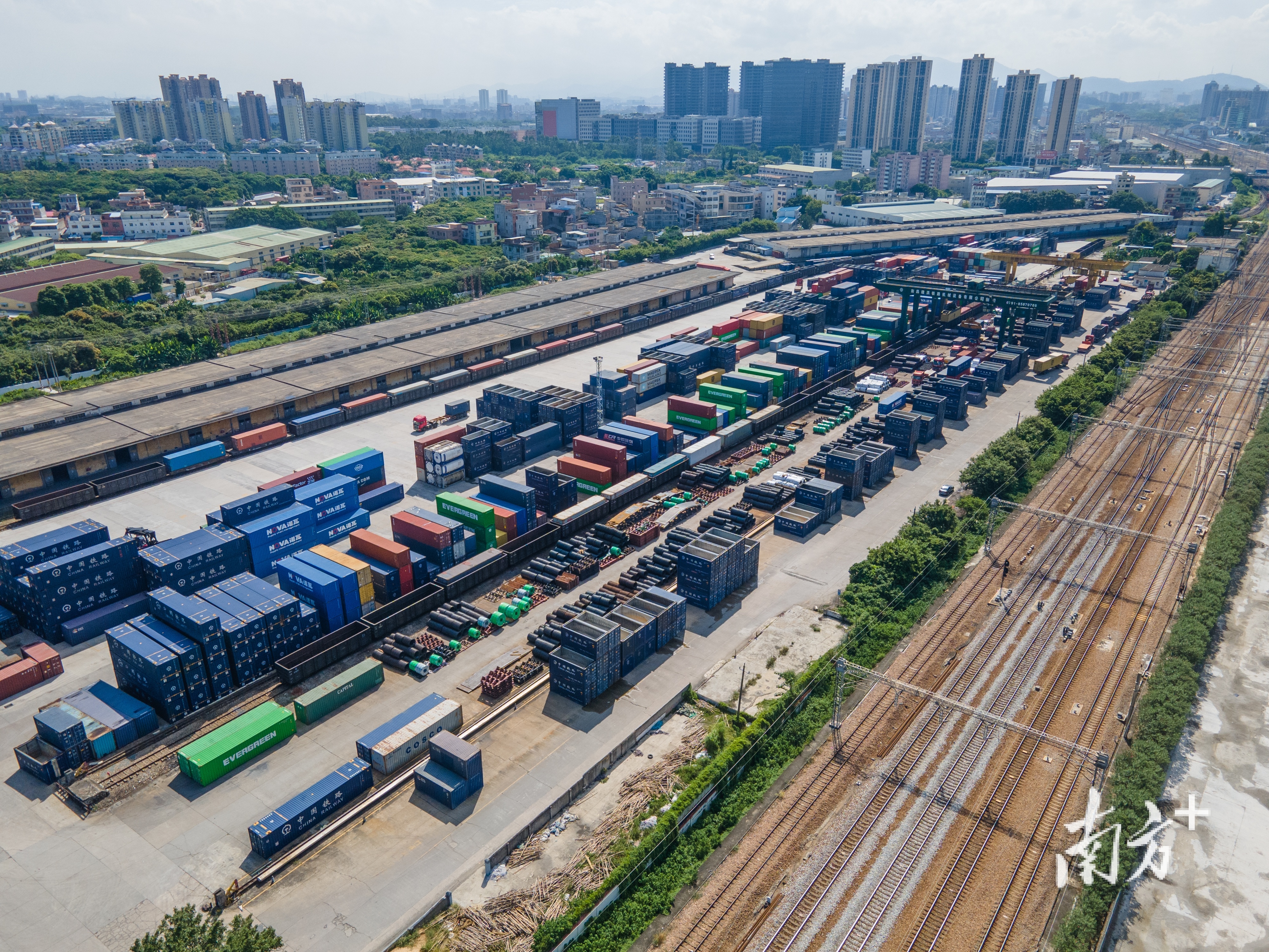 这趟中亚班列由50个40呎的集装箱组成。受访单位供图