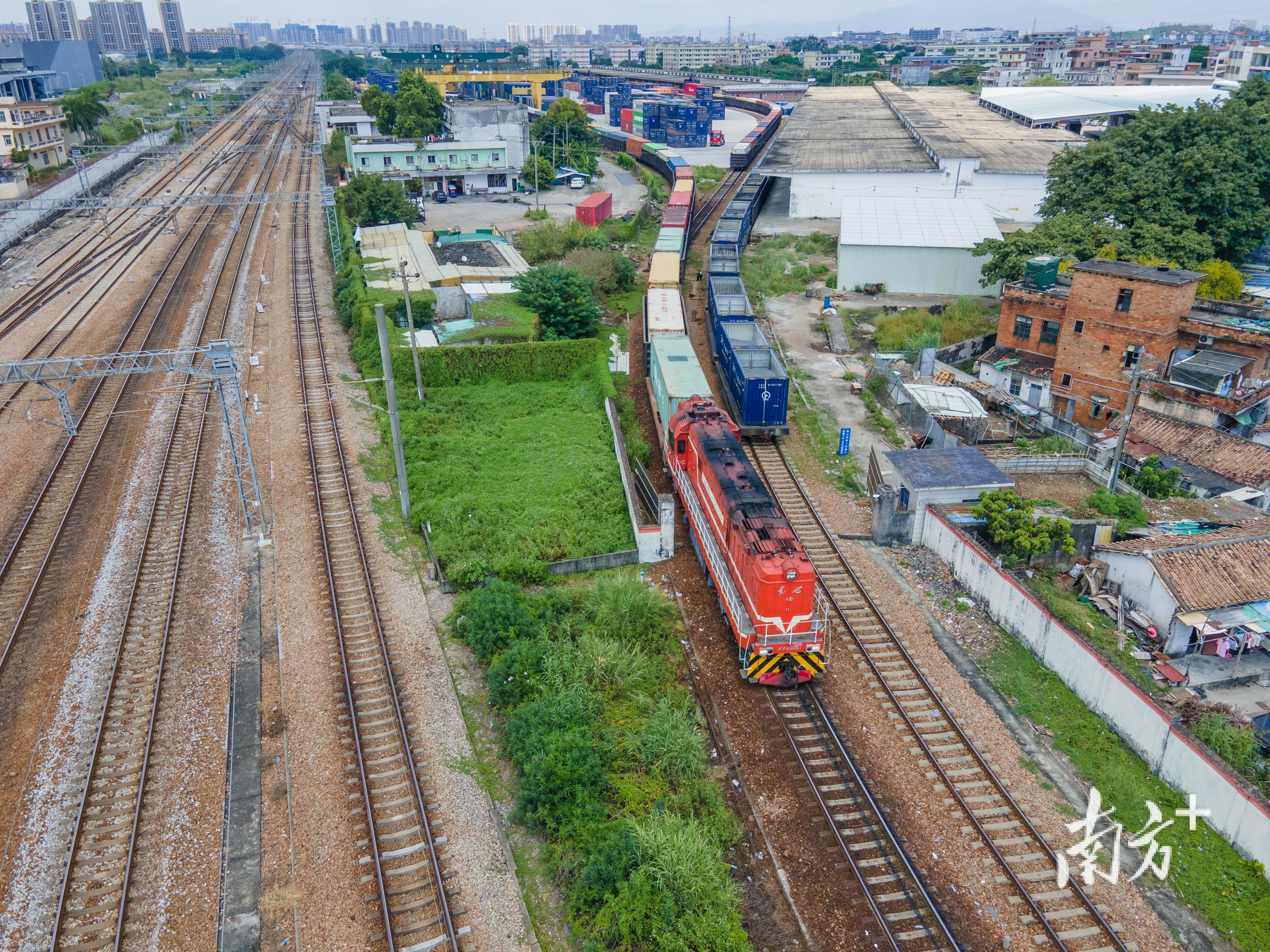 这趟中亚班列由50个40呎的集装箱组成。受访单位供图