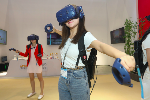 在粤港澳大湾区馆，观众正在体验VR虚拟闯关游戏。南方日报记者 朱洪波 摄