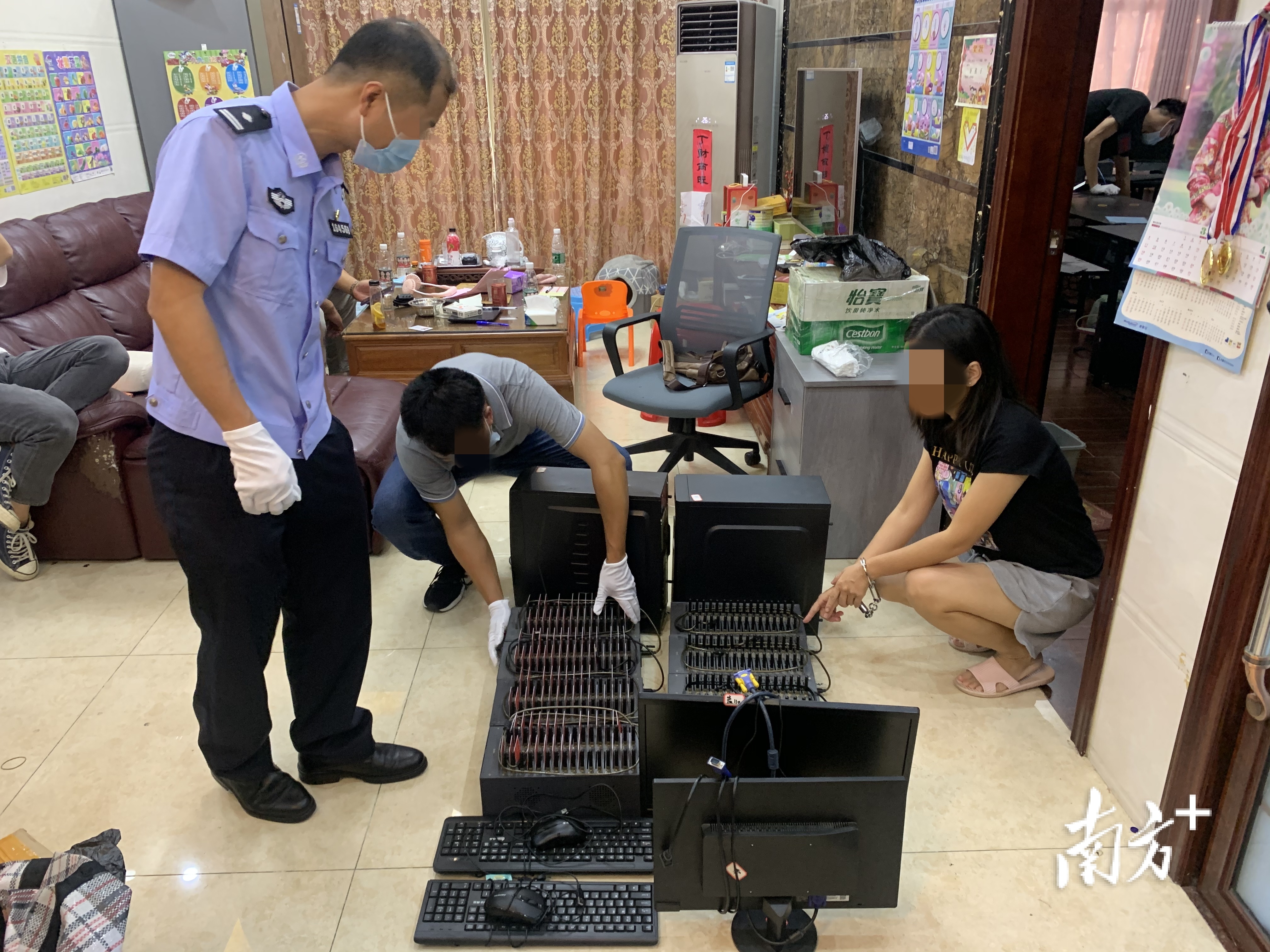 坦洲警方在区某贤家中缴获大量“猫池”设备、手机卡、移动电话、电脑主机等涉案物品。通讯员供图