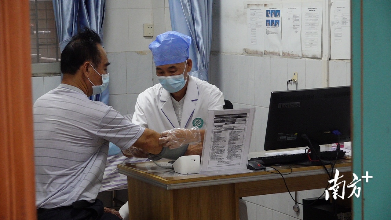 古镇社区卫生服务中心内医生给病人看诊 南方  卢子衡 拍摄