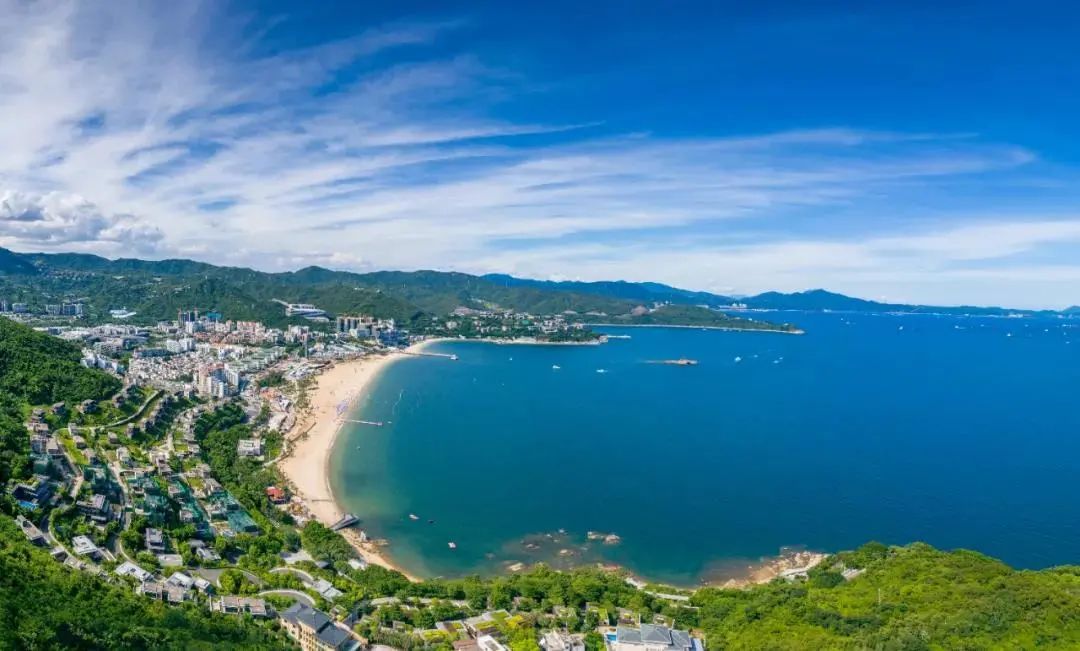 国庆游梅沙首选绿色出行公交车等人