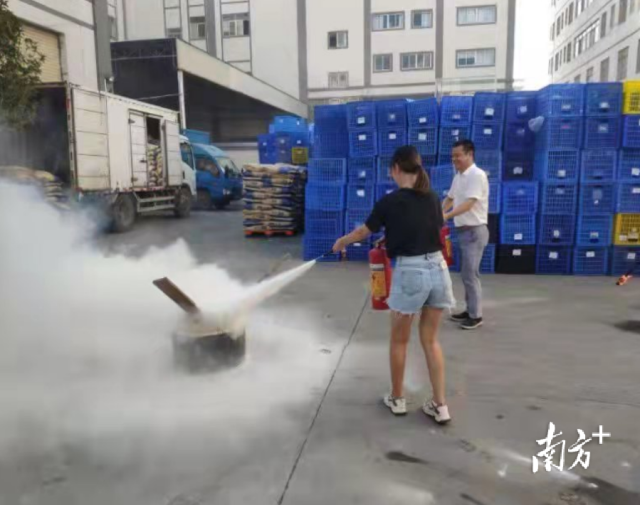 學(xué)習(xí)如何正確使用滅火器，定位火點(diǎn)滅火演習(xí),。