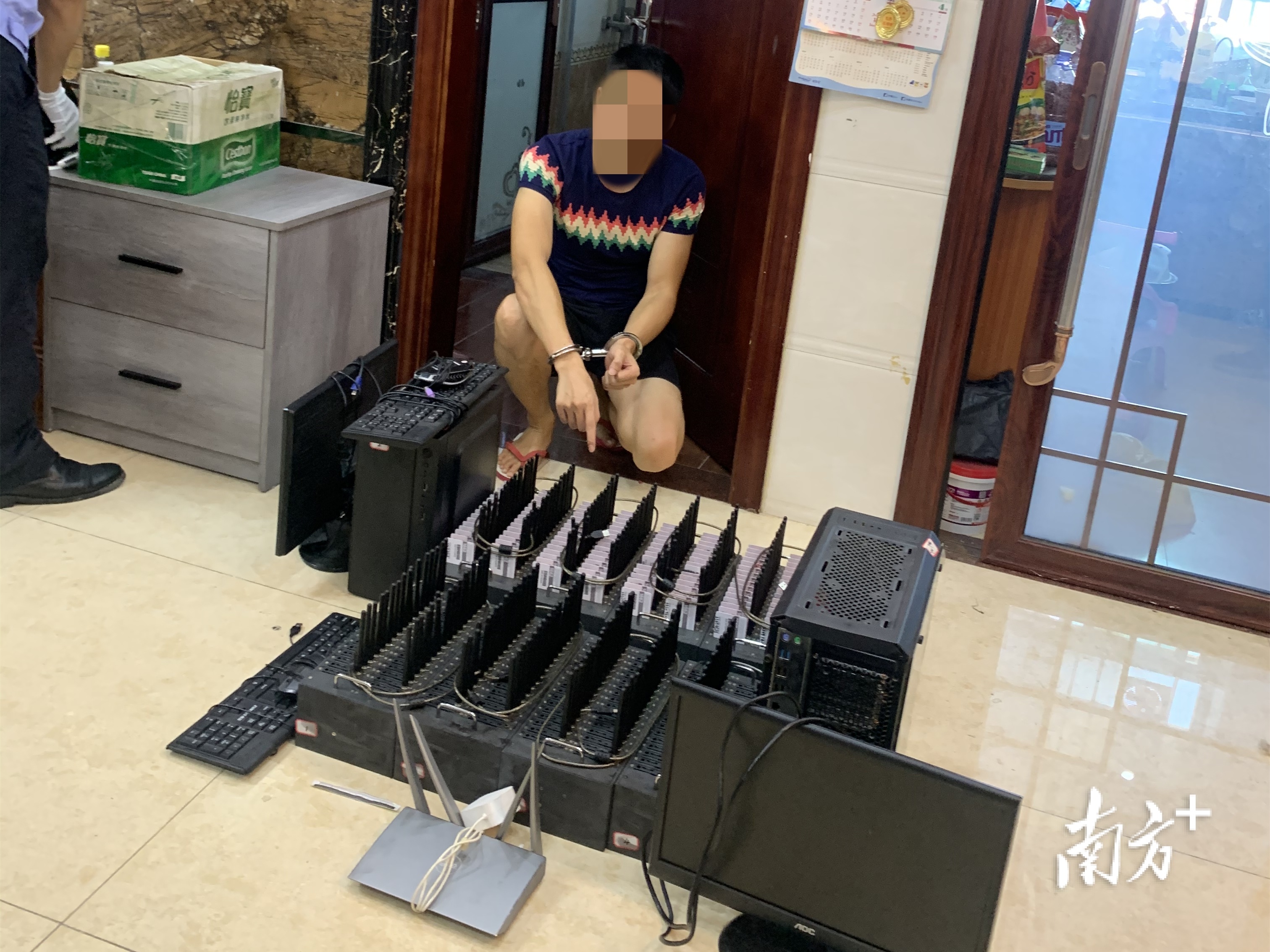 犯罪嫌疑人何某鸿被警方抓获。通讯员供图