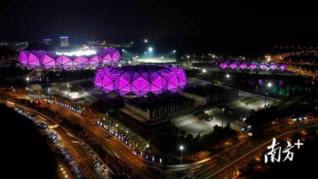 2011年8月16日,大运场馆亮灯。