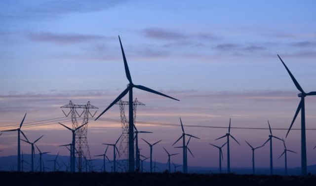 位于美国南加利福尼亚州棕榈泉附近的风能发电设备。 图片来源：新华社