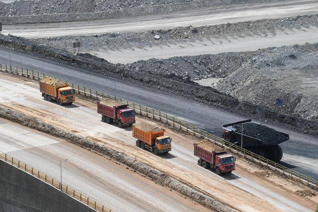 2021年5月，卡车在内蒙古鄂尔多斯市准格尔旗黑岱沟露天煤矿内作业。 图片来源：新华社