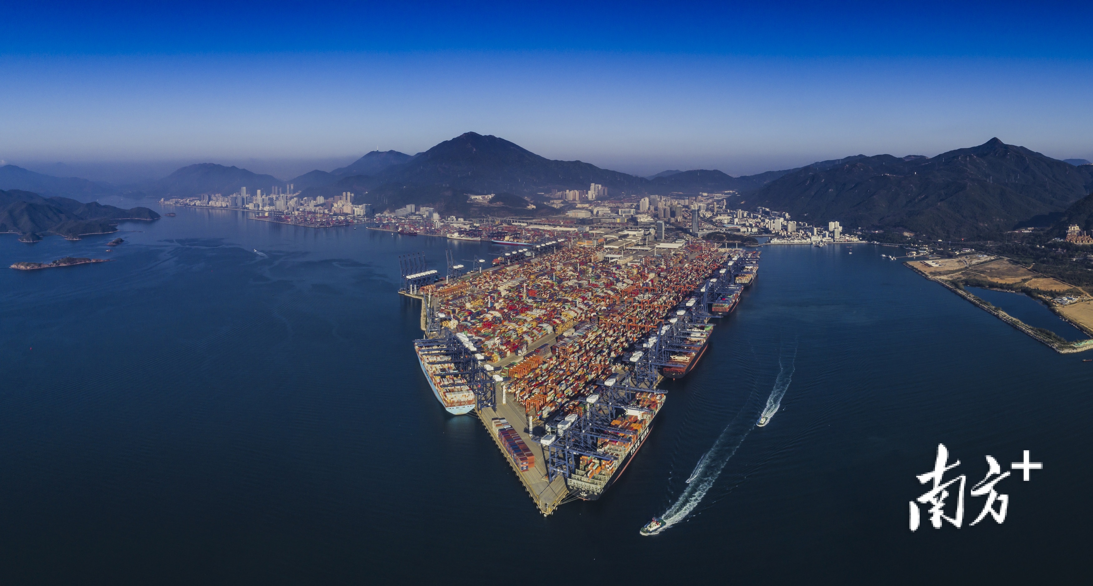 盐田港全景,深圳港为深圳外向型经济提升重要支撑。 盐田港全景,深圳港为深圳外向型经济提升重要支撑。