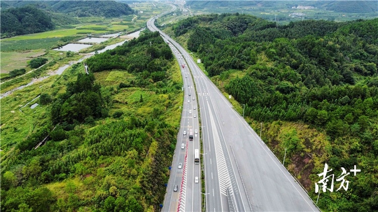 二广高速。张启龙 摄