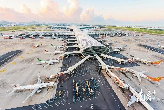 深圳机场不断加密的航线网络,为全球物资流通和供应链稳定建牢固的“空中通道”。 深圳机场不断加密的航线网络,为全球物资流通和供应链稳定建牢固的“空中通道”。