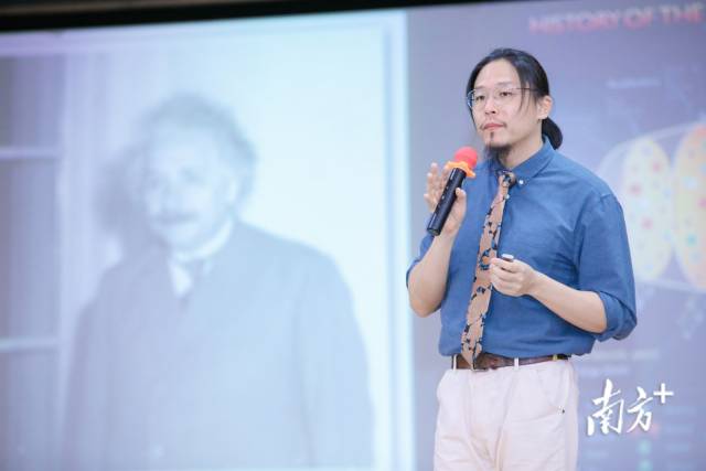 未来论坛青年科学家、北师大天文系副教授张帆作《天文-疯狂的宏观世界》科普演讲。 南方+ 李细华 摄 未来论坛青年科学家、北师大天文系副教授张帆作《天文-疯狂的宏观世界》科普演讲。 南方+ 李细华 摄
