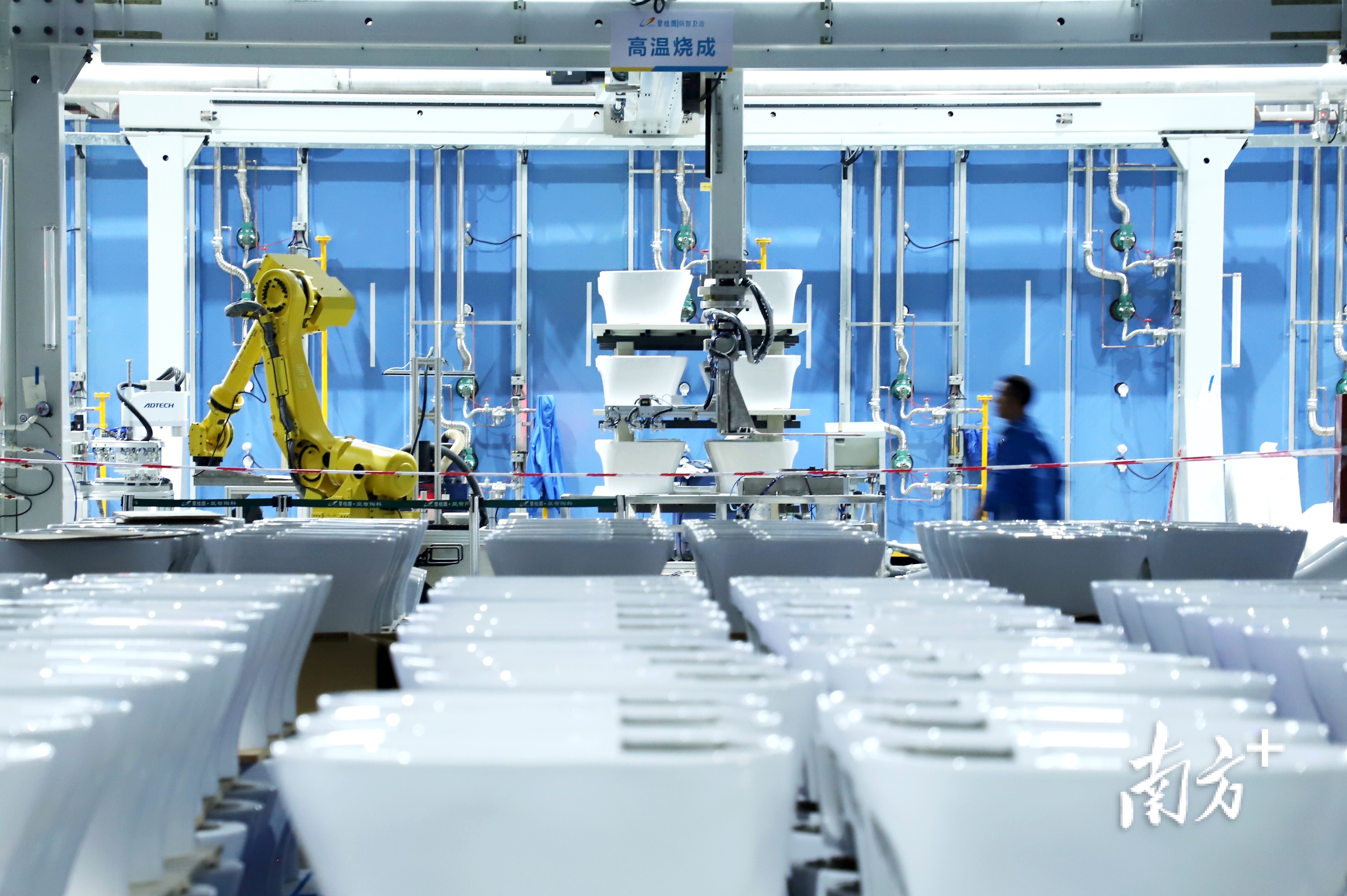 潮州陶瓷自动化生产线。  南方+ 纪金娜 拍摄