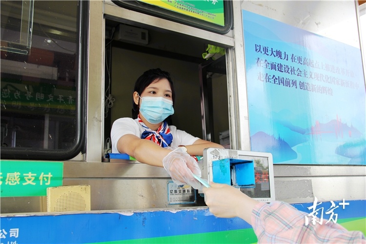 收费员在提供服务。房丽珍 摄