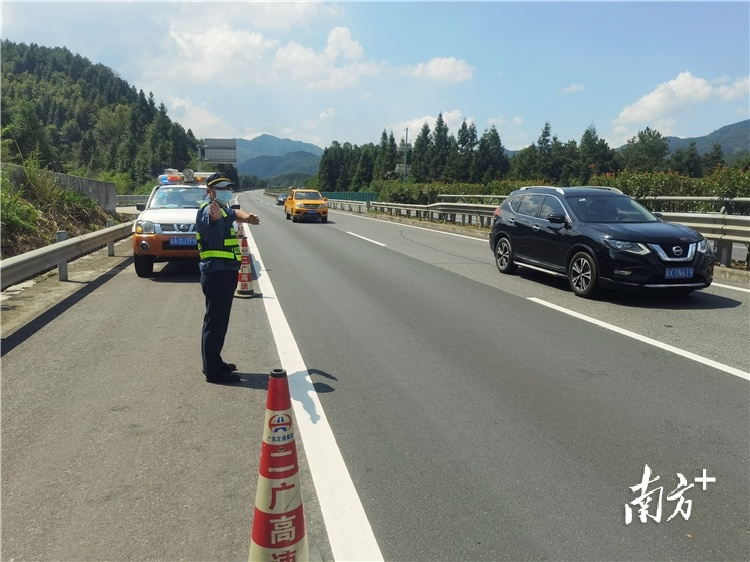 路政员驻守路面保畅通。潘柏彬 摄