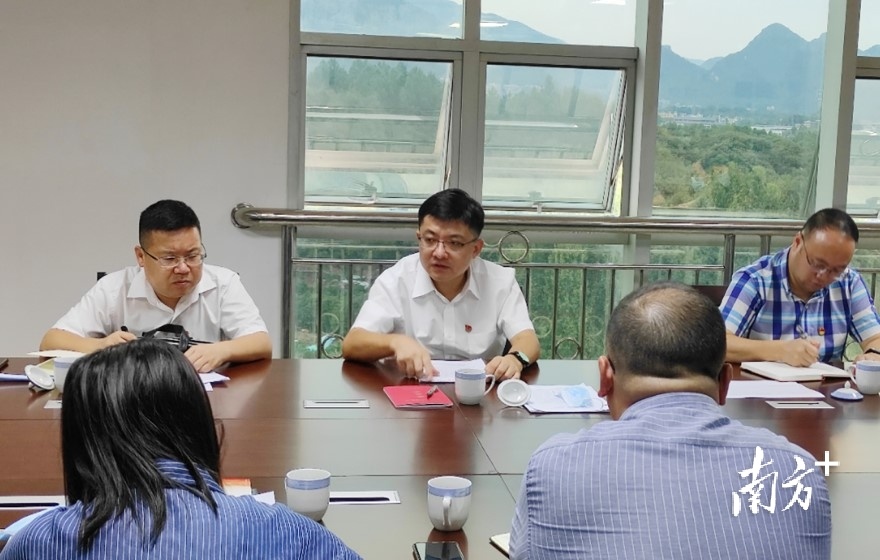 连南瑶族自治县县委书记闵飞（中）到县新冠肺炎防控指挥办调研。通讯员供图