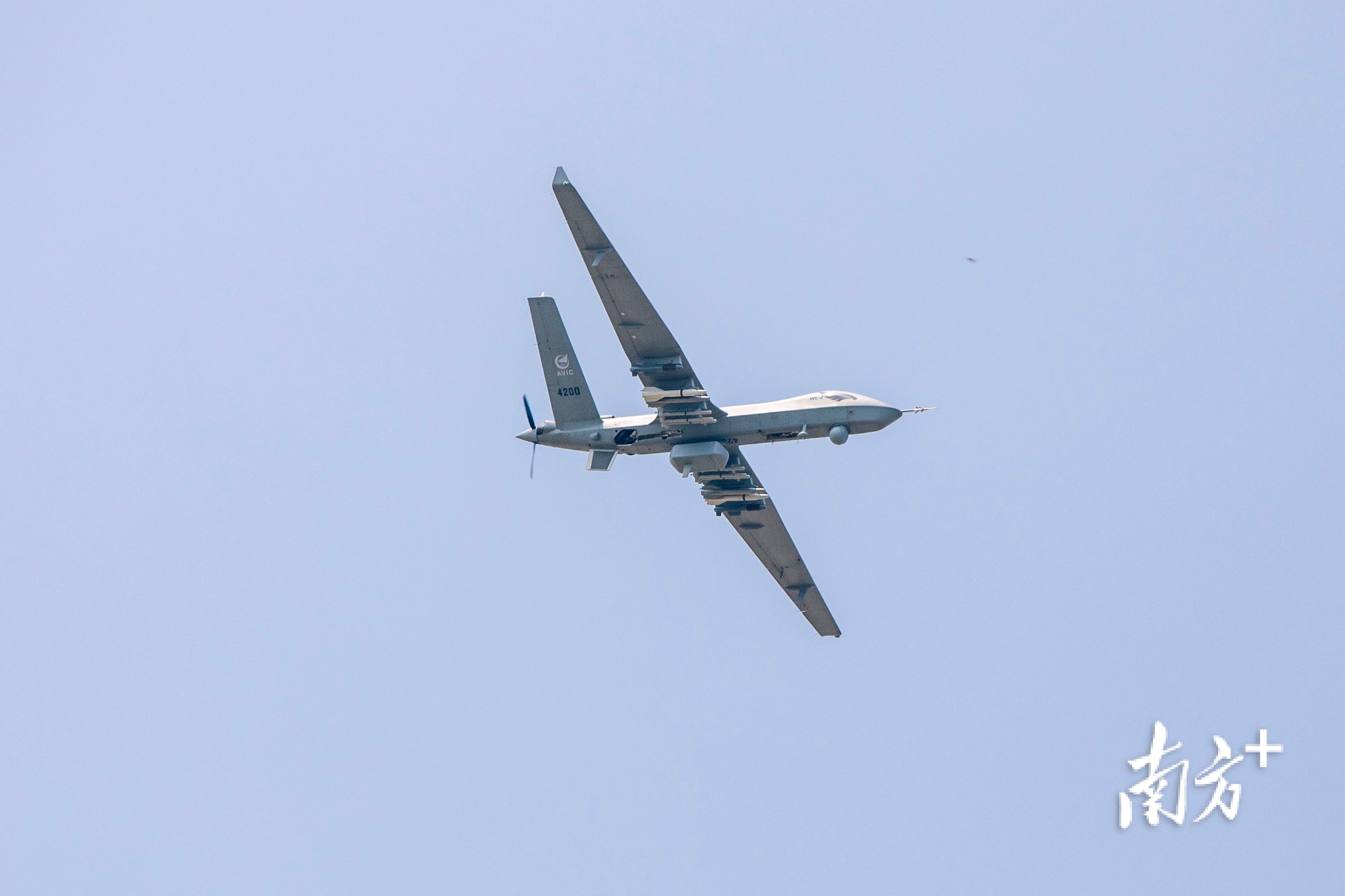 翼龙破长空，大型无人机首次在国际航展飞行展示。 南方+ 钱文攀 拍摄