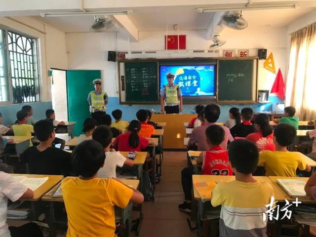 近日，連州公安交警大隊組成宣傳小分隊分別去到轄區(qū)各幼兒園、小學(xué)，圍繞“知危險、會避險”主題，開展交通安全宣傳活動。