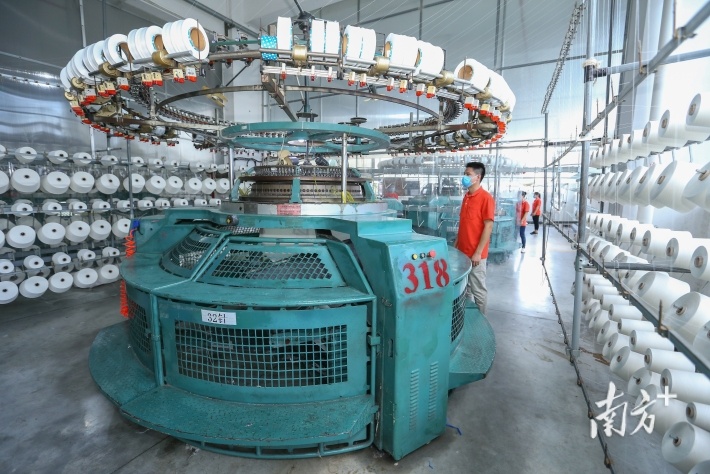 东成立亿集团旗下纺织工厂的生产车间。