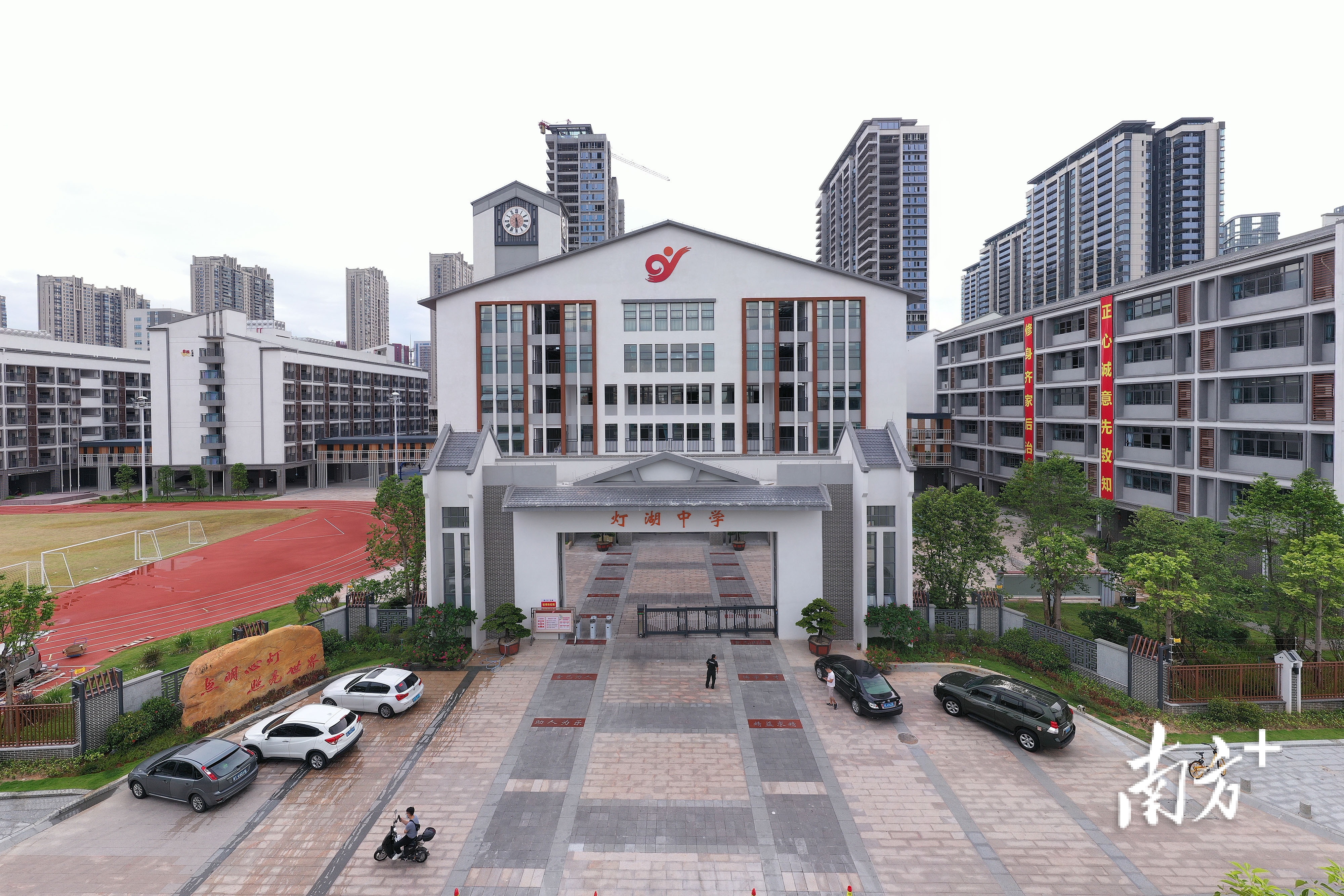 今年9月正式启用的灯湖中学。南方日报记者 戴嘉信 摄  南方+ 戴嘉信 拍摄