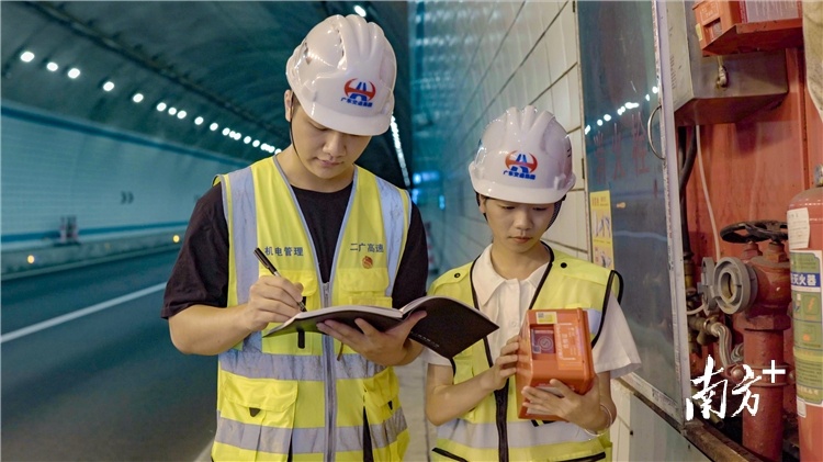 机电员在检测消防设备。喻晓睿 摄