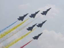 火热现场、战机轰鸣……航展开幕日探营，看酷炫飞行表演