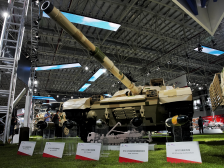 陆战之王，舍我其谁？来航展兵器馆零距离参观主战坦克、两栖装甲车