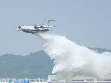 南方视频｜大型水陆两栖飞机AG600“鲲龙”表演飞行投水